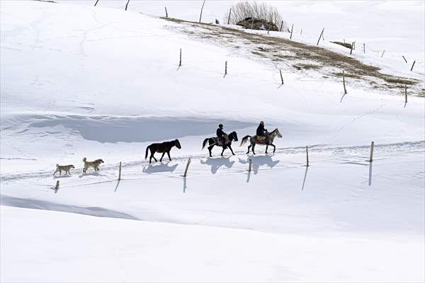 'Kar koridoru'ndan geçerek ilçeye ulaşıyorlar