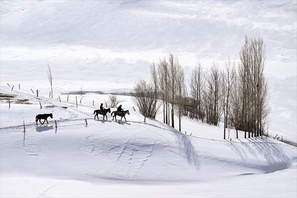 'Kar koridoru'ndan geçerek ilçeye ulaşıyorlar