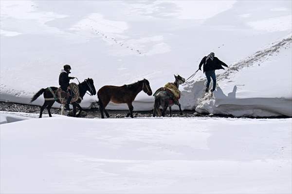 'Kar koridoru'ndan geçerek ilçeye ulaşıyorlar