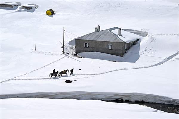 'Kar koridoru'ndan geçerek ilçeye ulaşıyorlar