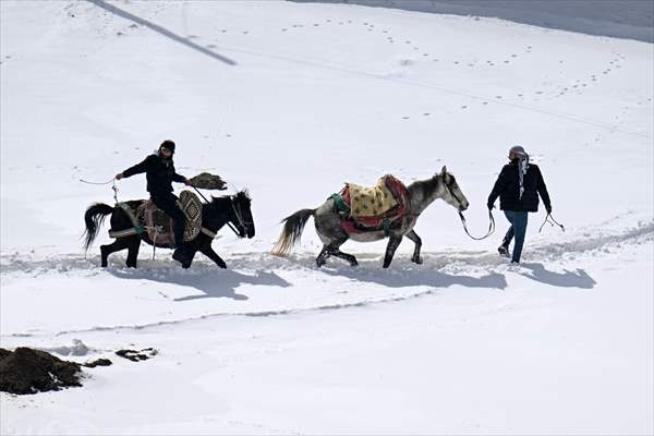 'Kar koridoru'ndan geçerek ilçeye ulaşıyorlar