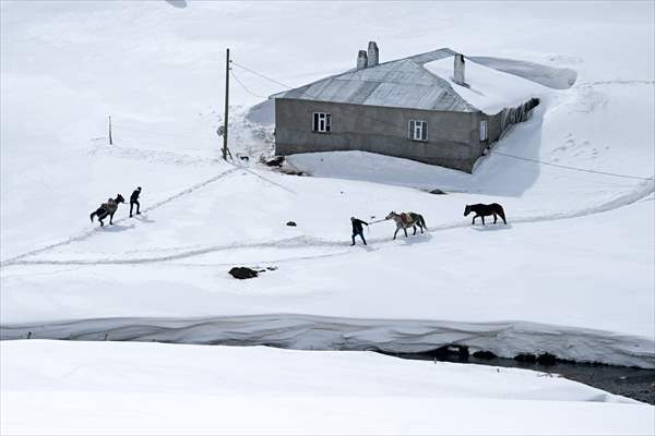 'Kar koridoru'ndan geçerek ilçeye ulaşıyorlar