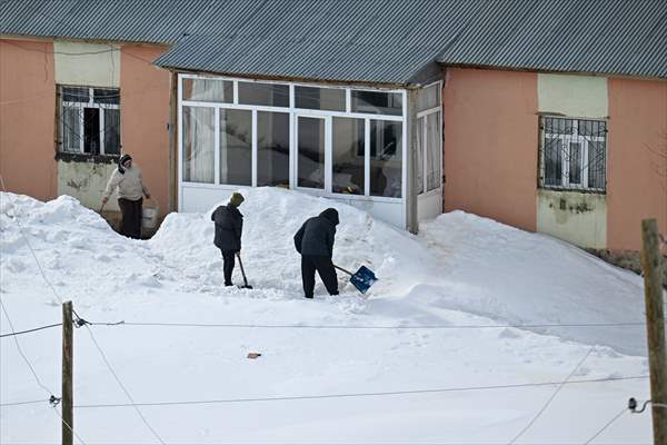 'Kar koridoru'ndan geçerek ilçeye ulaşıyorlar