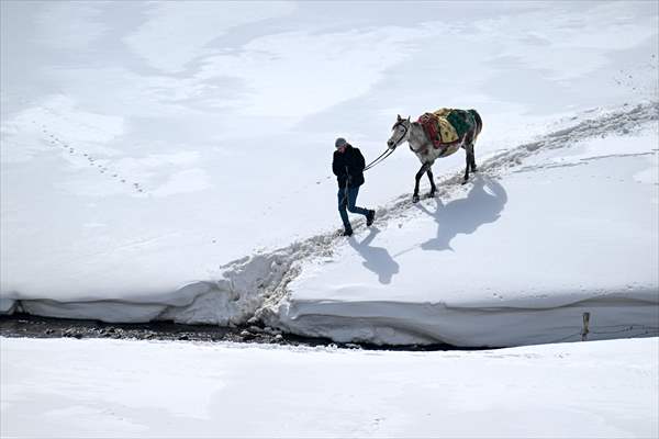 'Kar koridoru'ndan geçerek ilçeye ulaşıyorlar