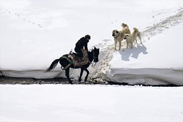 'Kar koridoru'ndan geçerek ilçeye ulaşıyorlar