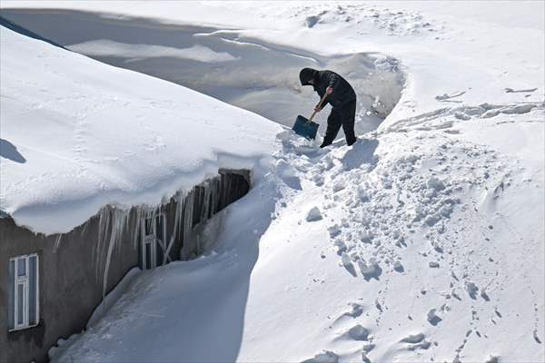 'Kar koridoru'ndan geçerek ilçeye ulaşıyorlar