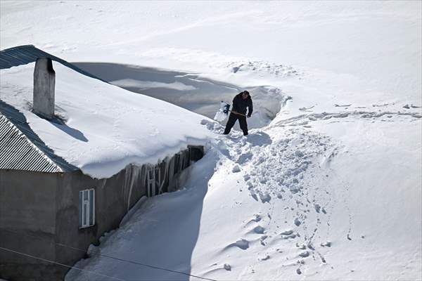 'Kar koridoru'ndan geçerek ilçeye ulaşıyorlar