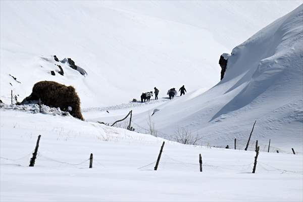 'Kar koridoru'ndan geçerek ilçeye ulaşıyorlar