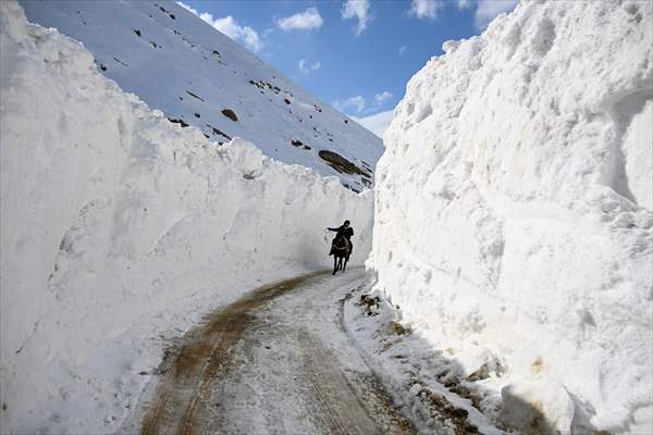 'Kar koridoru'ndan geçerek ilçeye ulaşıyorlar