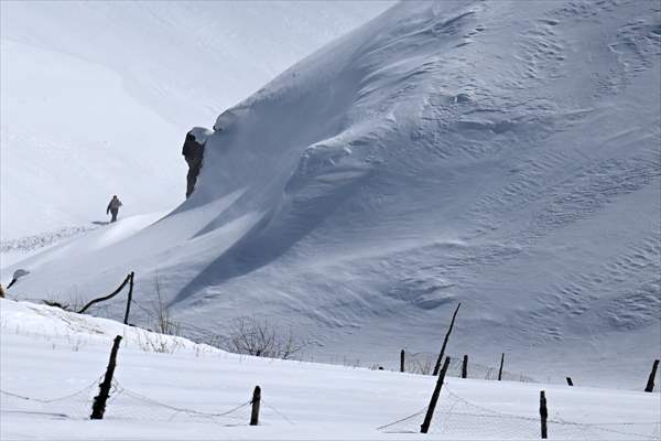 'Kar koridoru'ndan geçerek ilçeye ulaşıyorlar