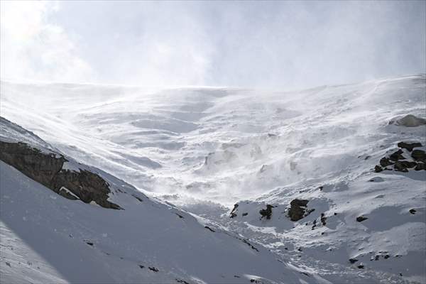 'Kar koridoru'ndan geçerek ilçeye ulaşıyorlar