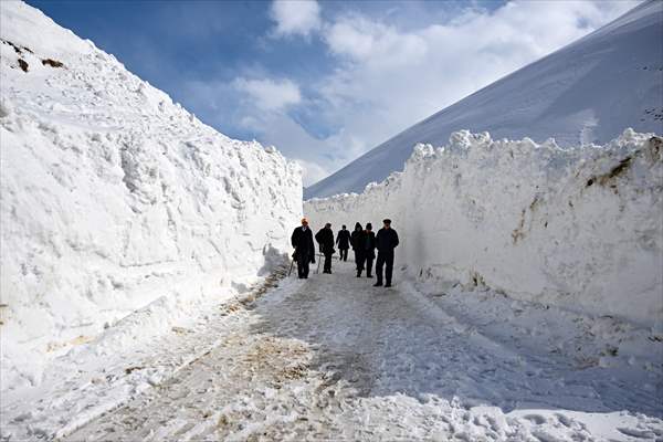 'Kar koridoru'ndan geçerek ilçeye ulaşıyorlar
