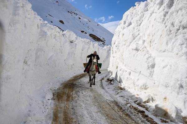 'Kar koridoru'ndan geçerek ilçeye ulaşıyorlar