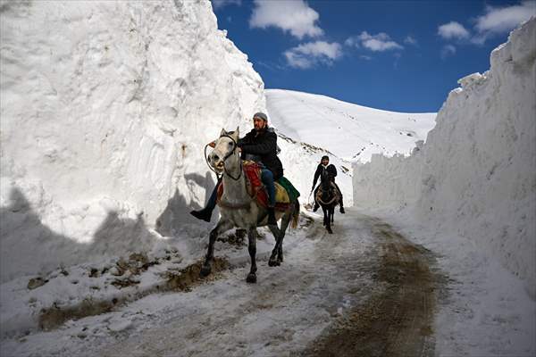 'Kar koridoru'ndan geçerek ilçeye ulaşıyorlar