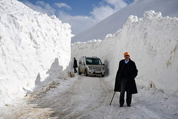 'Kar koridoru'ndan geçerek ilçeye ulaşıyorlar