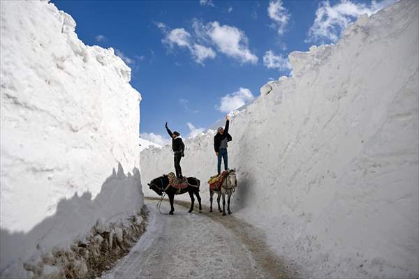 'Kar koridoru'ndan geçerek ilçeye ulaşıyorlar