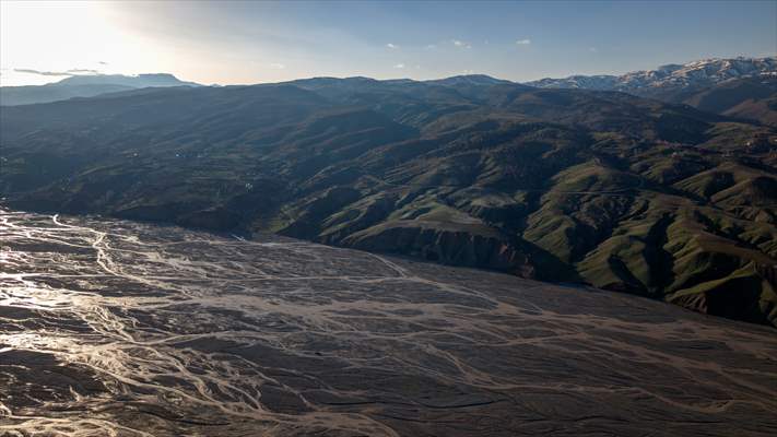 Şiro Çayı eriyen kar sularını Fırat Nehri’ne taşıyor