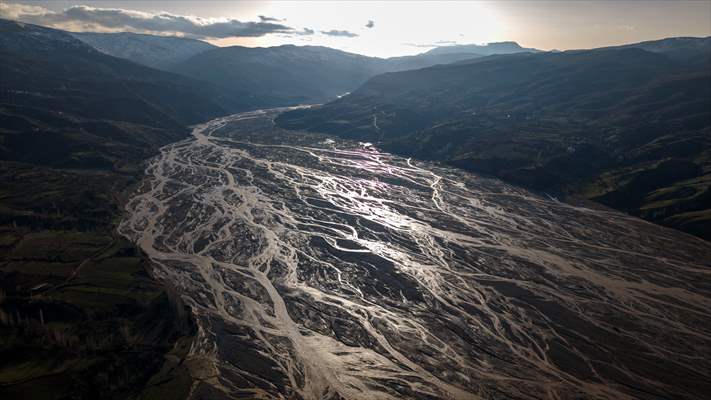Şiro Çayı eriyen kar sularını Fırat Nehri’ne taşıyor