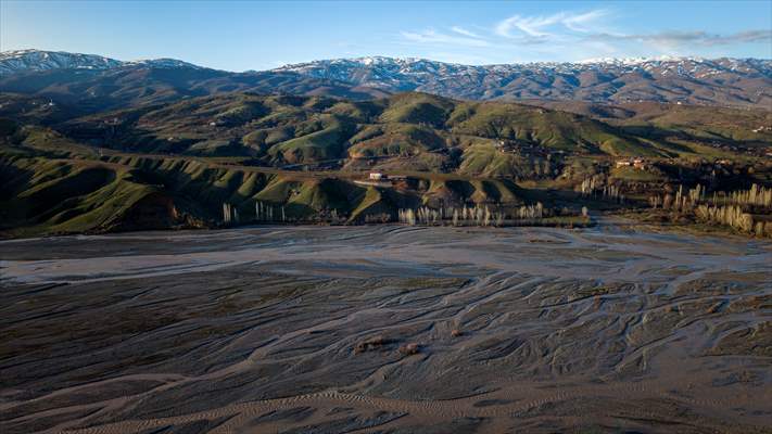 Şiro Çayı eriyen kar sularını Fırat Nehri’ne taşıyor