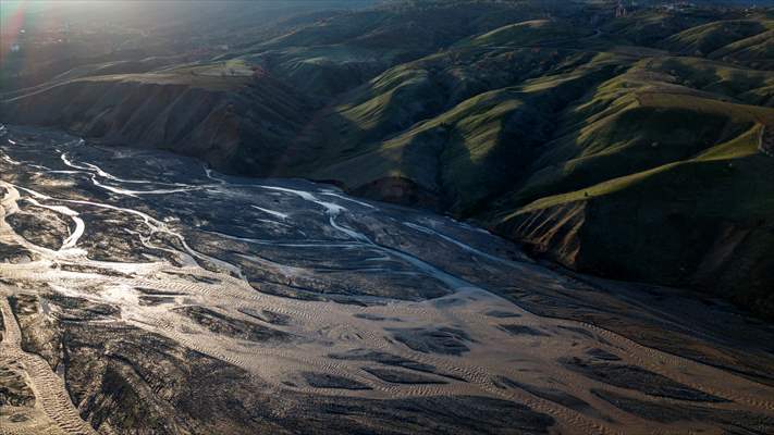 Şiro Çayı eriyen kar sularını Fırat Nehri’ne taşıyor