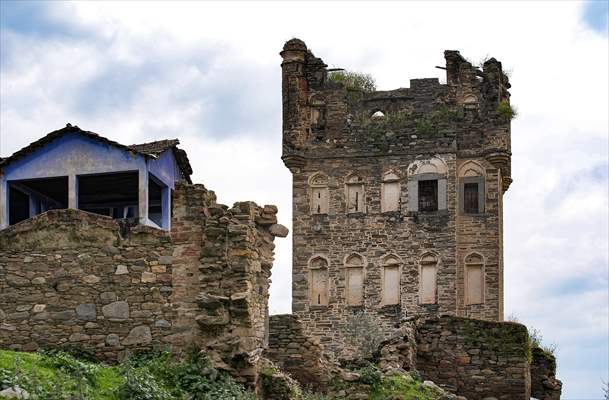 Arpaz Kulesi zamana direniyor