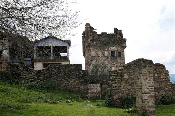 Arpaz Kulesi zamana direniyor