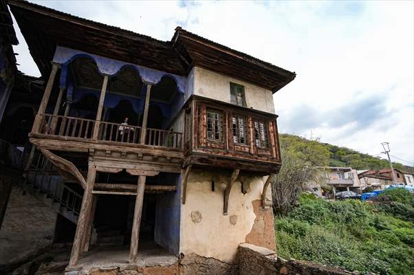 Arpaz Kulesi zamana direniyor