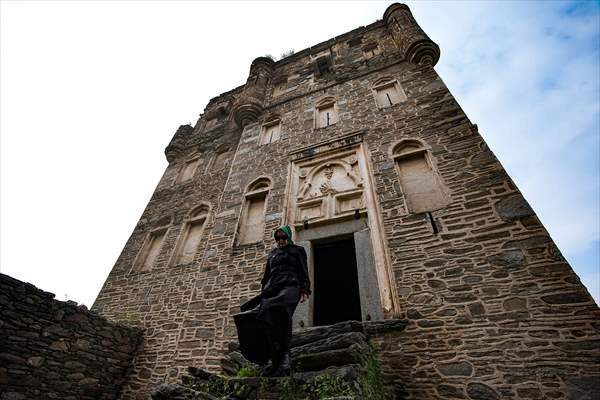 Arpaz Kulesi zamana direniyor