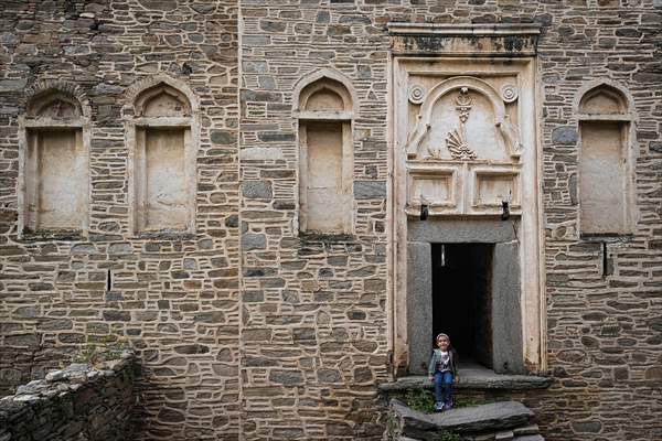 Arpaz Kulesi zamana direniyor