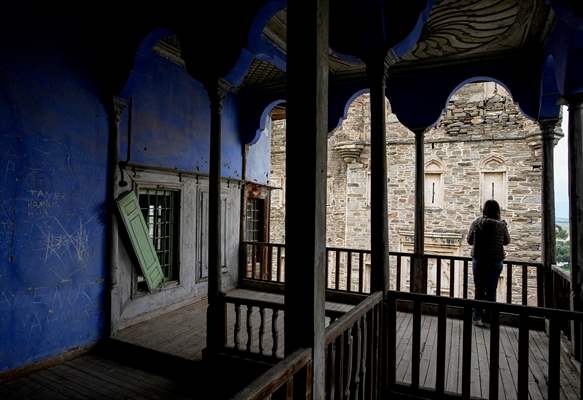 Arpaz Kulesi zamana direniyor