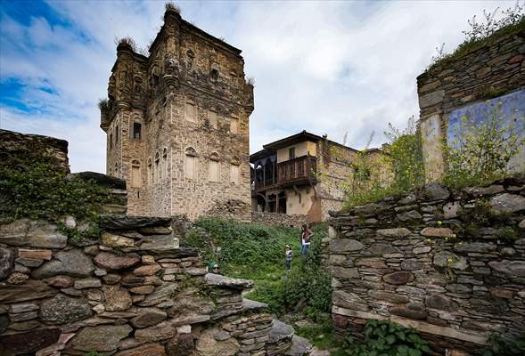 Arpaz Kulesi zamana direniyor