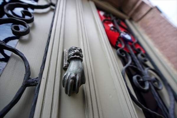 Cunda Adası'ndaki rengarenk kapılar geçmişin izlerini taşıyor