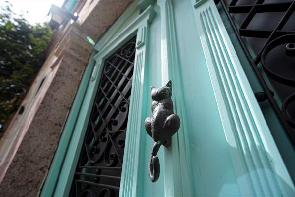 Cunda Adası'ndaki rengarenk kapılar geçmişin izlerini taşıyor