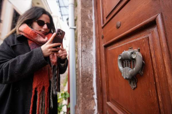 Cunda Adası'ndaki rengarenk kapılar geçmişin izlerini taşıyor