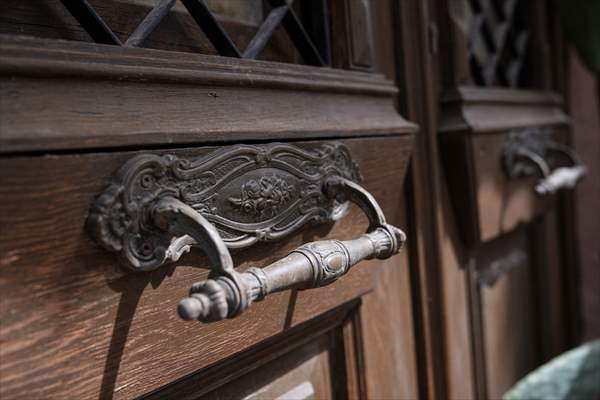 Cunda Adası'ndaki rengarenk kapılar geçmişin izlerini taşıyor