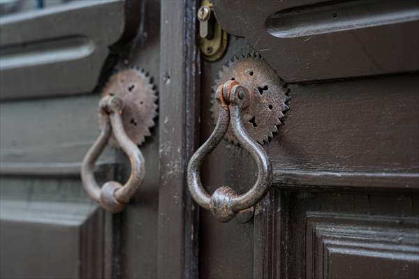 Cunda Adası'ndaki rengarenk kapılar geçmişin izlerini taşıyor