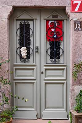 Cunda Adası'ndaki rengarenk kapılar geçmişin izlerini taşıyor