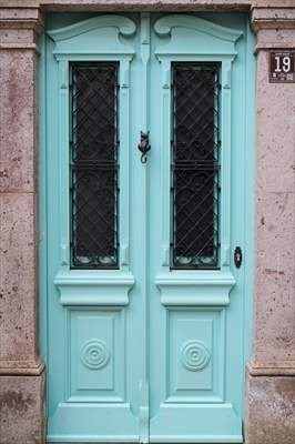 Cunda Adası'ndaki rengarenk kapılar geçmişin izlerini taşıyor