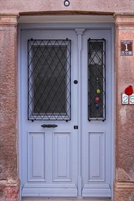 Cunda Adası'ndaki rengarenk kapılar geçmişin izlerini taşıyor