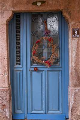 Cunda Adası'ndaki rengarenk kapılar geçmişin izlerini taşıyor