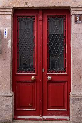 Cunda Adası'ndaki rengarenk kapılar geçmişin izlerini taşıyor