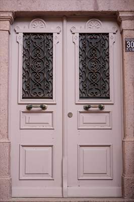 Cunda Adası'ndaki rengarenk kapılar geçmişin izlerini taşıyor