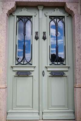 Cunda Adası'ndaki rengarenk kapılar geçmişin izlerini taşıyor