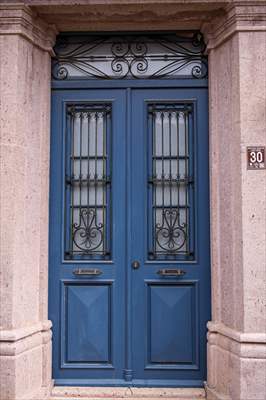 Cunda Adası'ndaki rengarenk kapılar geçmişin izlerini taşıyor