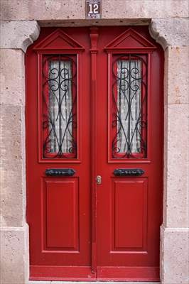 Cunda Adası'ndaki rengarenk kapılar geçmişin izlerini taşıyor