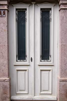 Cunda Adası'ndaki rengarenk kapılar geçmişin izlerini taşıyor