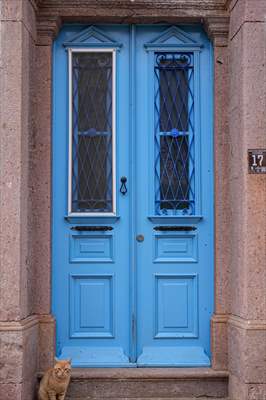 Cunda Adası'ndaki rengarenk kapılar geçmişin izlerini taşıyor