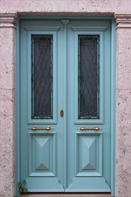 Cunda Adası'ndaki rengarenk kapılar geçmişin izlerini taşıyor