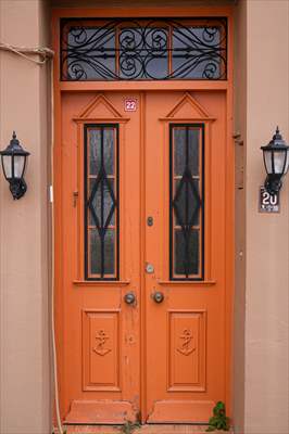 Cunda Adası'ndaki rengarenk kapılar geçmişin izlerini taşıyor