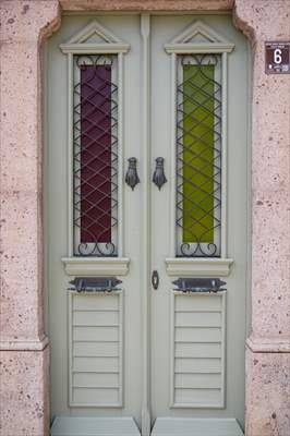 Cunda Adası'ndaki rengarenk kapılar geçmişin izlerini taşıyor